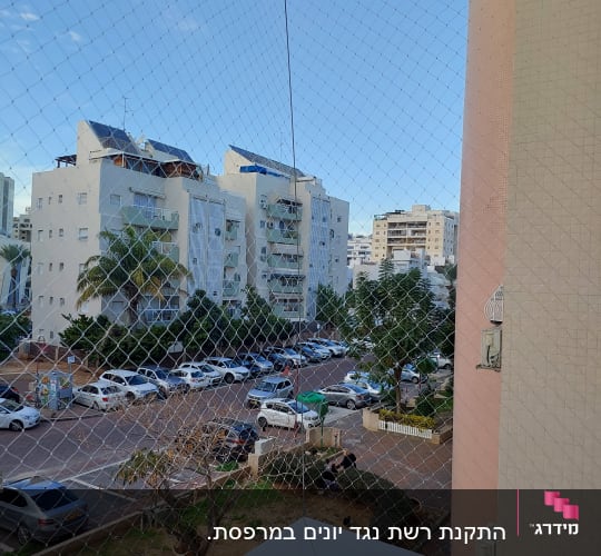 רשת למניעת כניסת יונים במרפסת בניין